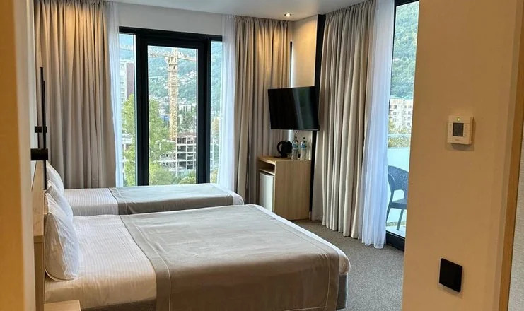 Трёхместный номер Стандарт c 1 комнатой с балконом и с красивым видом из окна в Изумруд