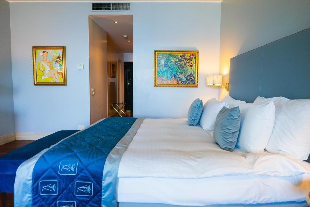 1 Bedroom Panorama Double Suite (full double bed and sofa)