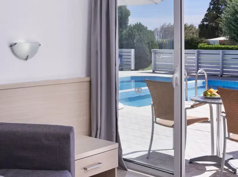 Double Bungalow Sharing Pool (full double bed)