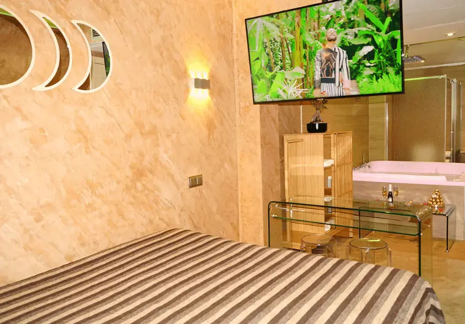III Double Jacuzzi Suite (full double bed)