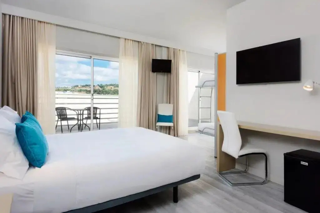 Family Quadruple room with city view