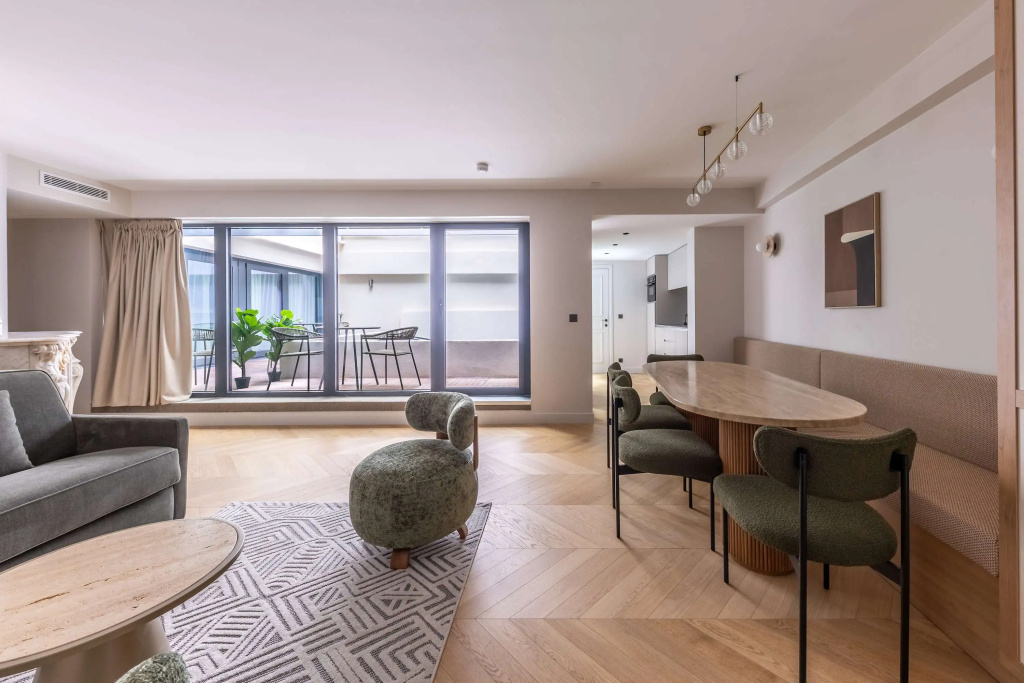 2 Bedrooms Opera room with balcony