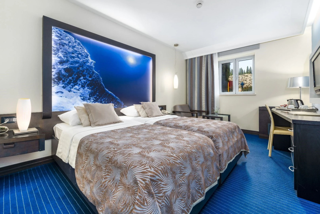 Двухместный номер Classic с видом на сад двуспальная кровать в Hotel Lapad