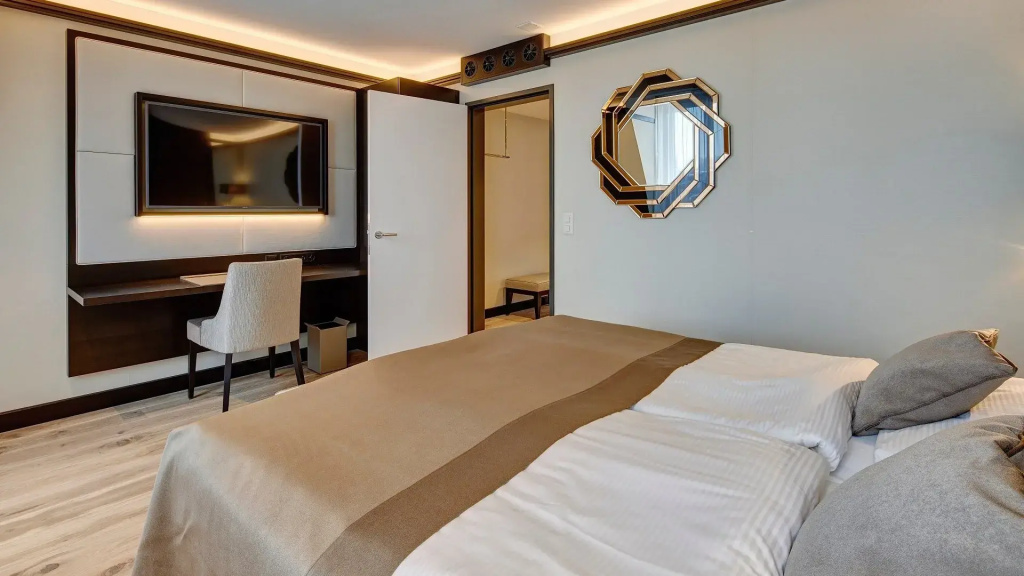 Deluxe Design Double Suite (full double bed)