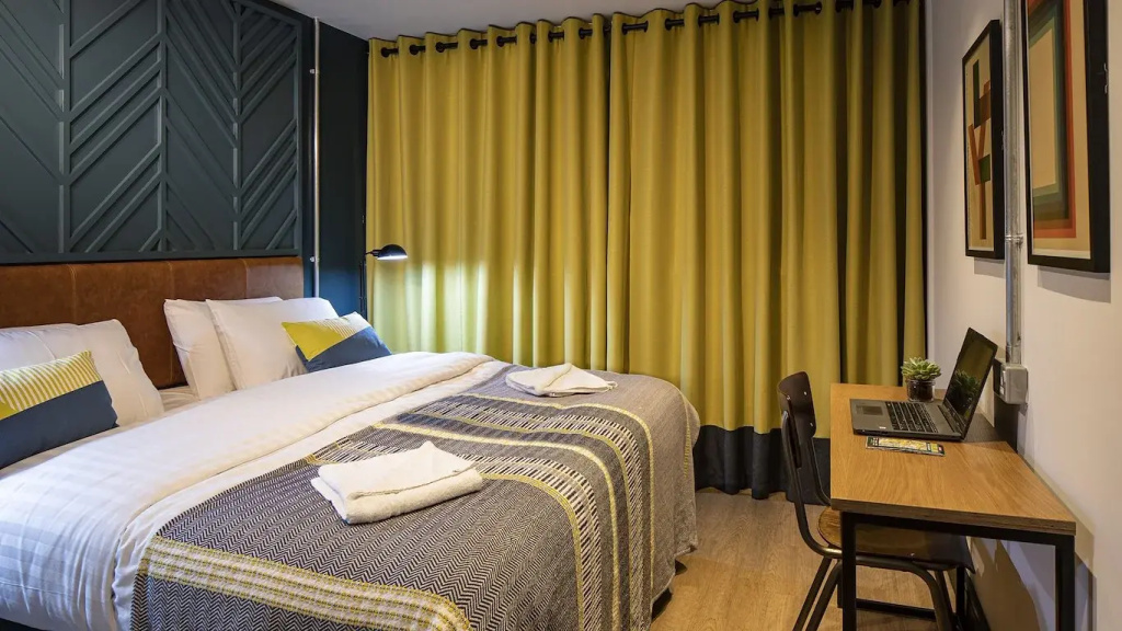 Deluxe Double room (full double bed)