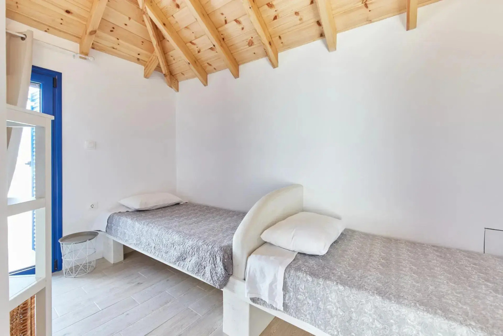 Petite Double Loft (twin beds)