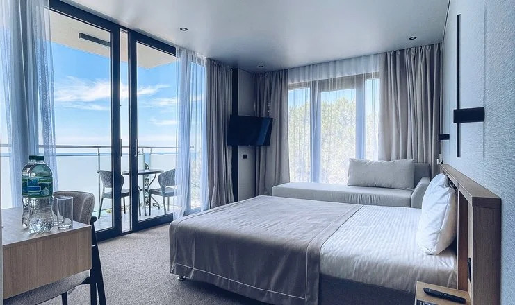 Двухместный полулюкс c 1 комнатой с видом на море двуспальная кровать в Изумруд