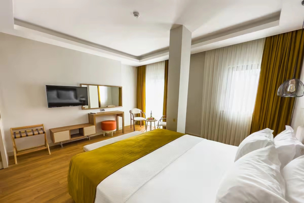 Deluxe Triple room with city view