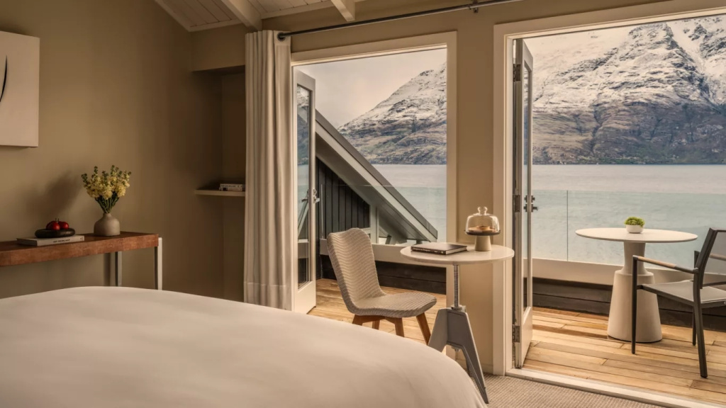 Deluxe Double room with lake view (full double bed)