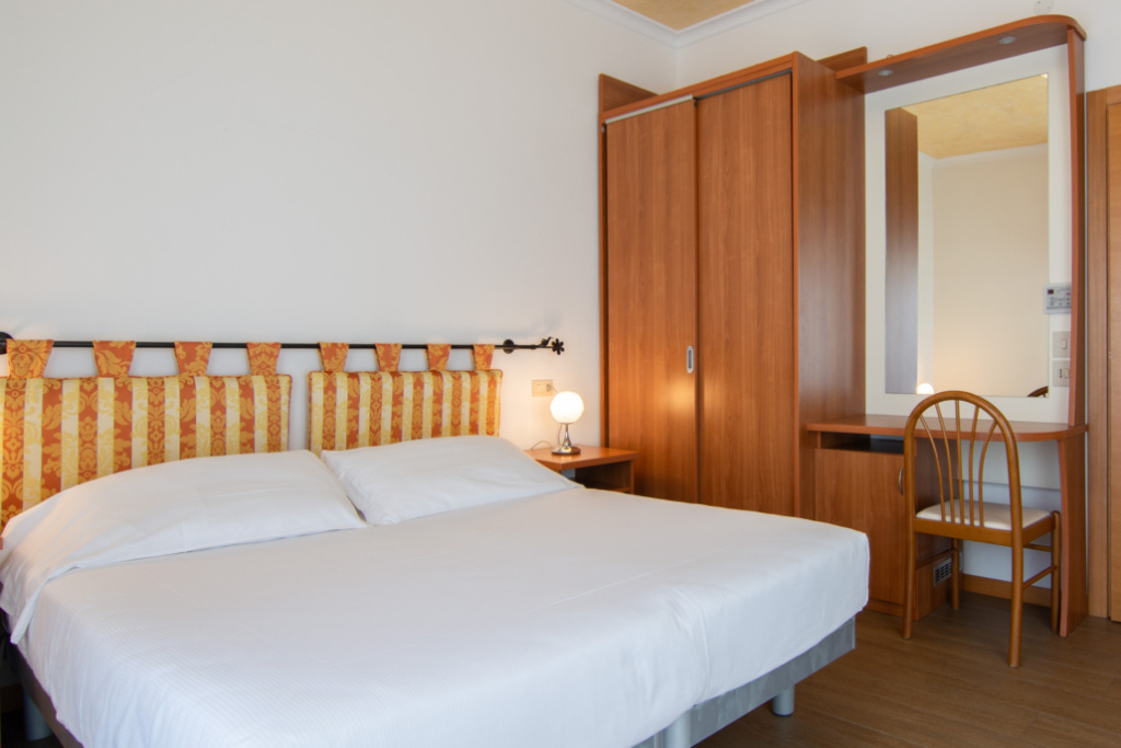 Double room with partial sea view (full double bed)