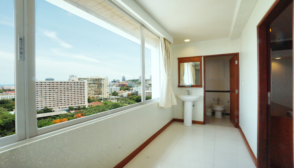 Семейный люкс с частичным видом на море в Pattaya Park Beach Resort