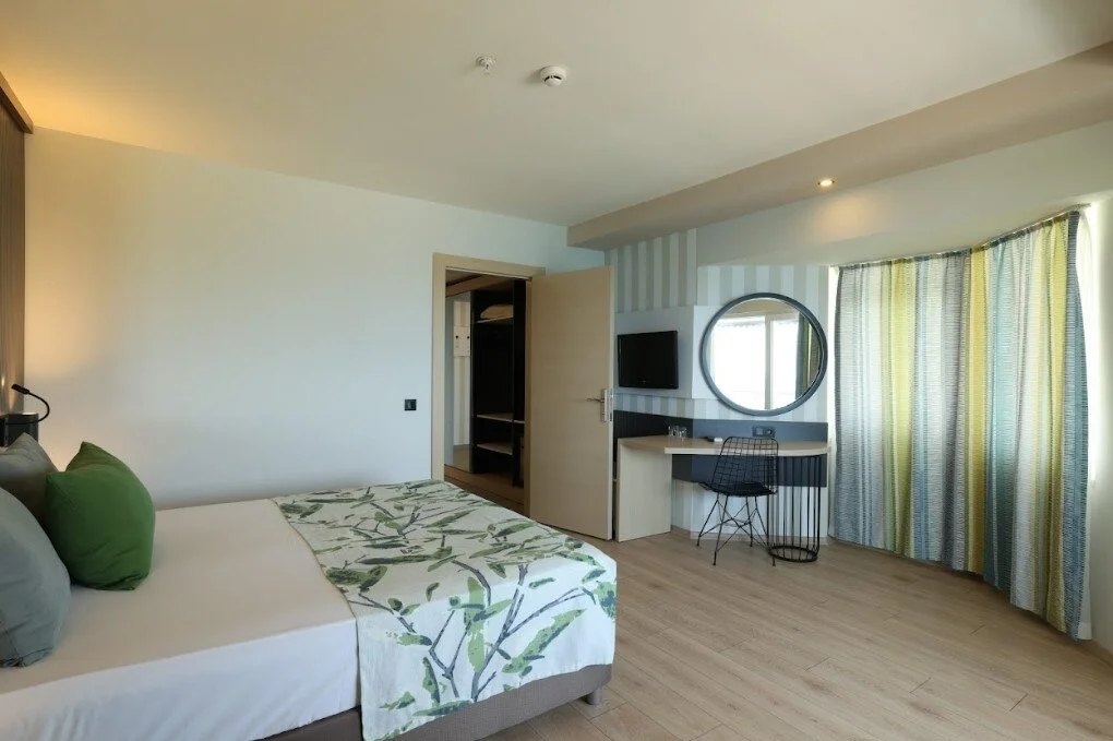 Двухместный номер Family with side sea view двуспальная кровать в Alonya Beach Hotel