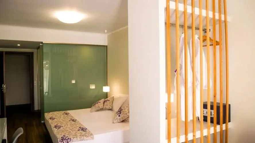 Deluxe Double room (full double bed)