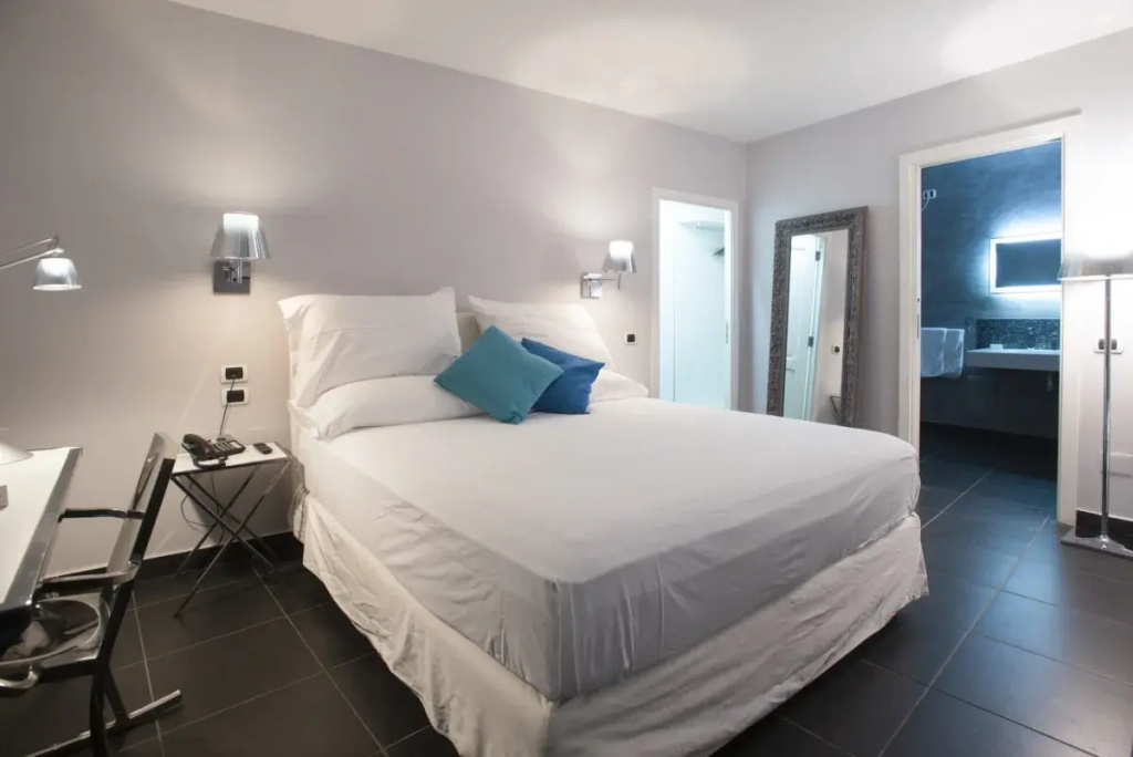 Pool Double Suite (full double bed)