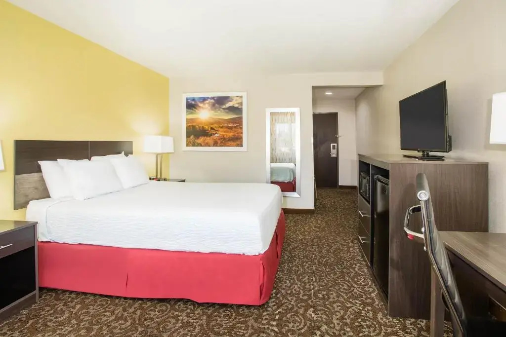 Days Inn by Wyndham Phoenix North - Tap to explore photos