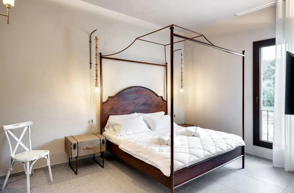 Double Suite (full double bed)