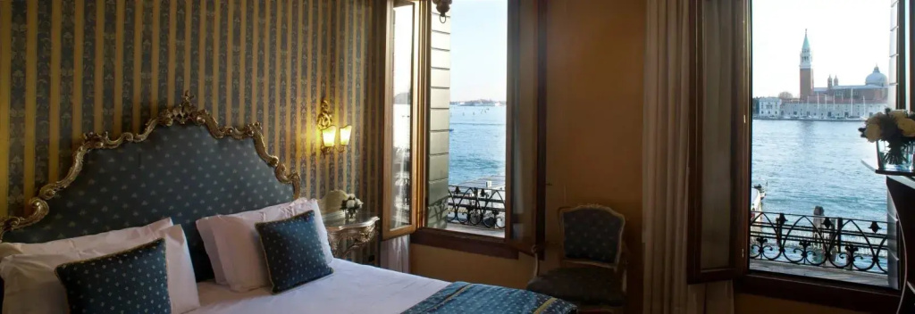 Deluxe Double room with lagoon view (full double bed)
