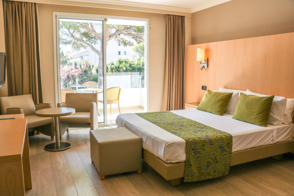 Single room with pool view
