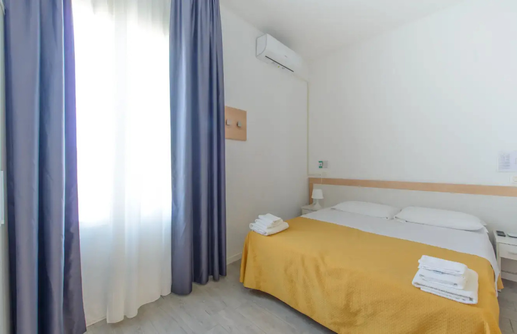 Double room (full double bed)