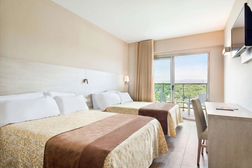 Double room with balcony and with sea view (twin beds)