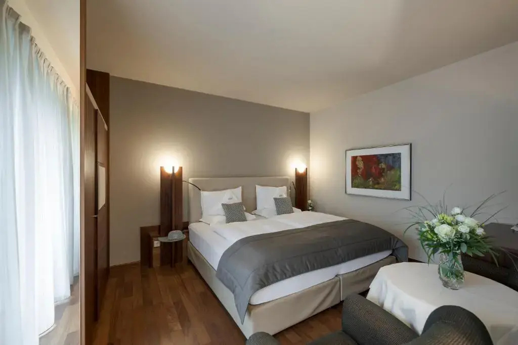 Standard West Double room with balcony (full double bed)