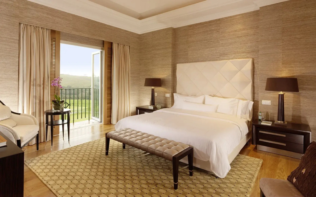 Royal Double Suite with golf view (full double bed)