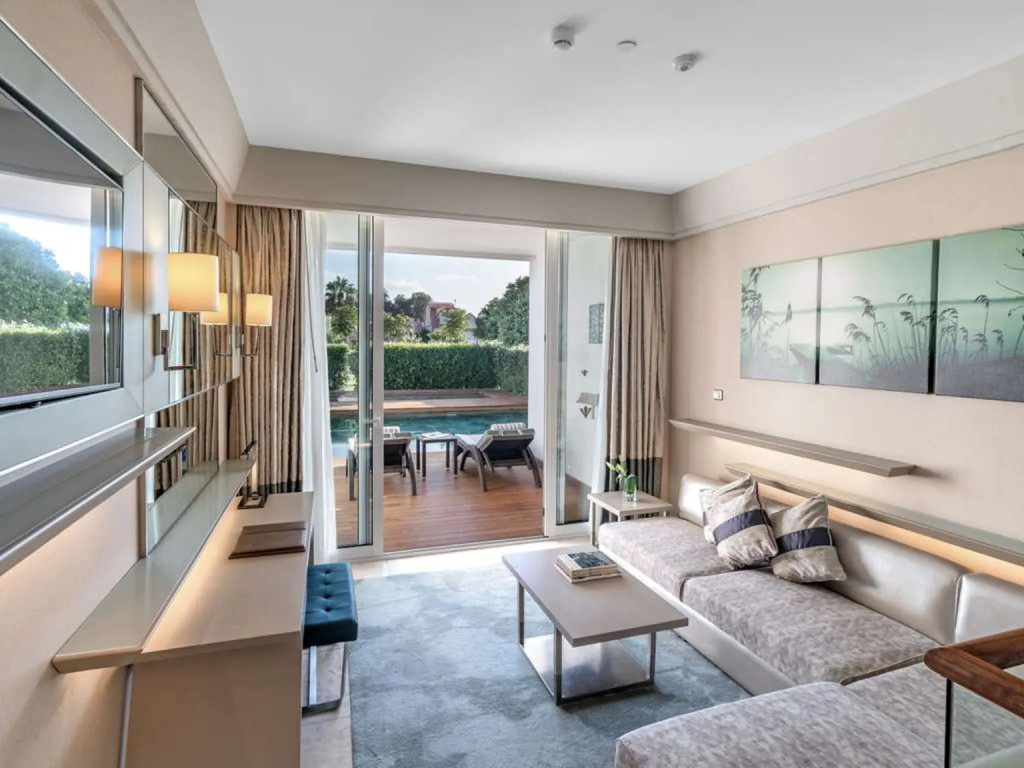 Pool Double Suite (full double bed)