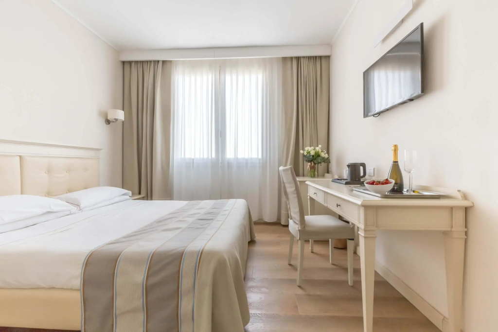 Double room (full double bed)