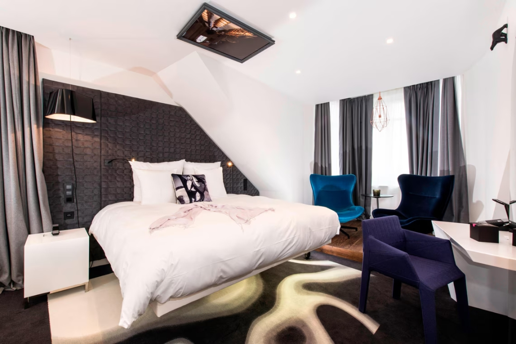 Double Magique Suite full double bed