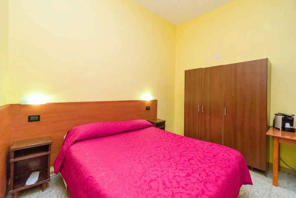 Double room (full double bed)
