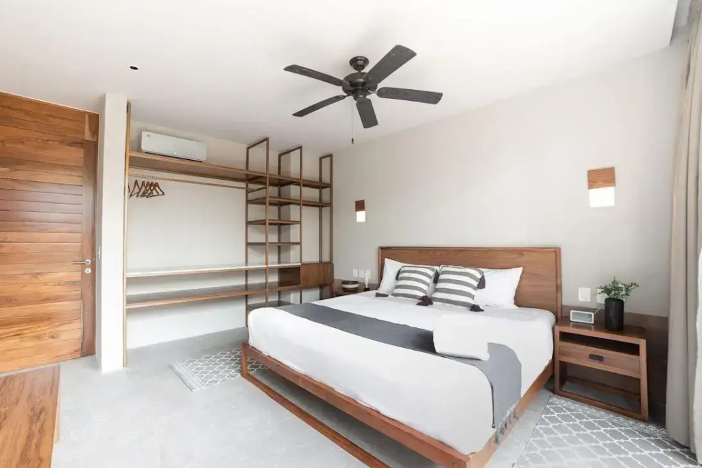 Deluxe Double room (full double bed)