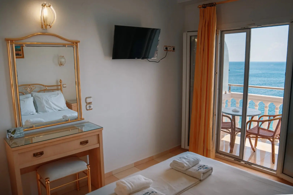 Double room with sea view (full double bed)