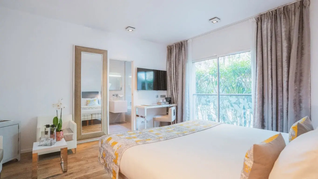 Classic Double White room (full double bed)