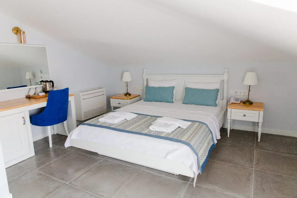 Standard Double Attic room with balcony and with sea view (full double bed)