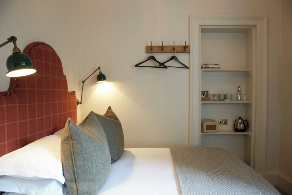 Petite Double room (full double bed)