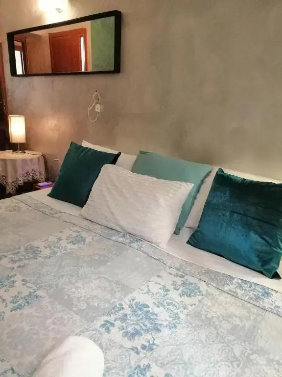 Large Double room (full double bed)