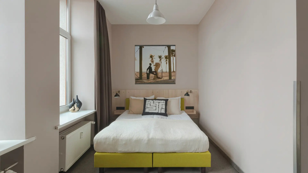 Large Double room (full double bed)