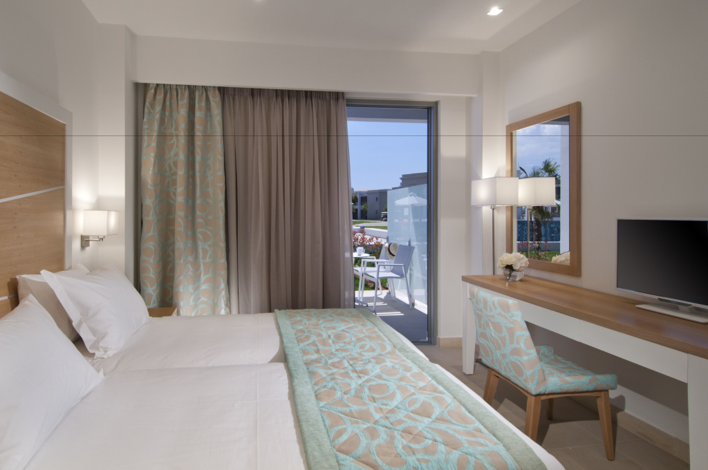 Standard Swim Up Sharing Pool Double room (twin beds)