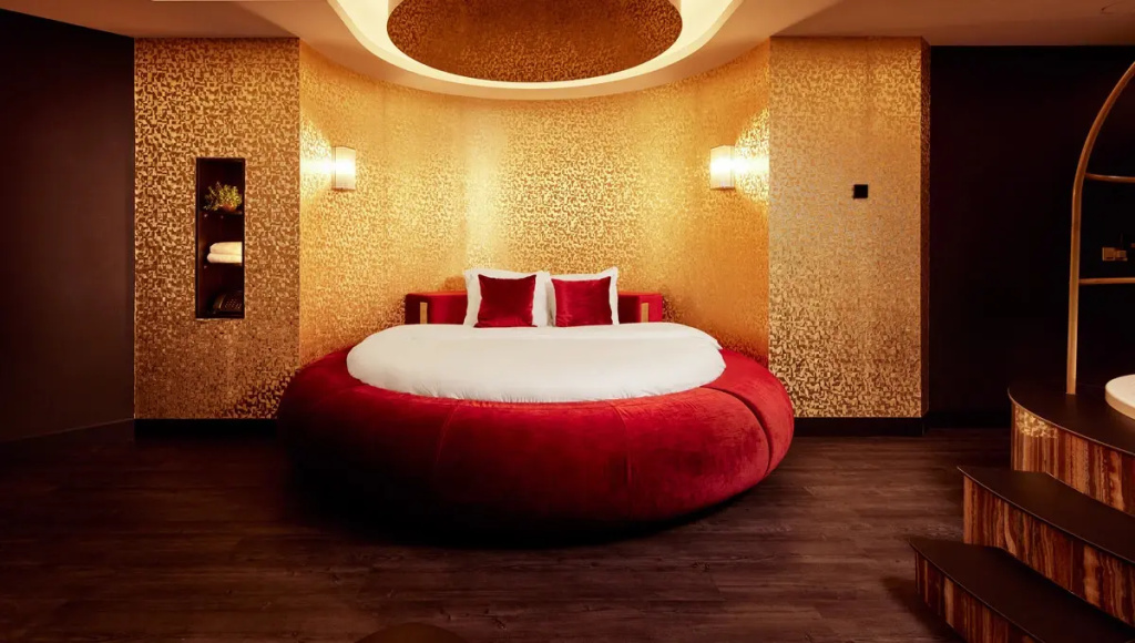 Moulin Rouge Double Suite (full double bed)