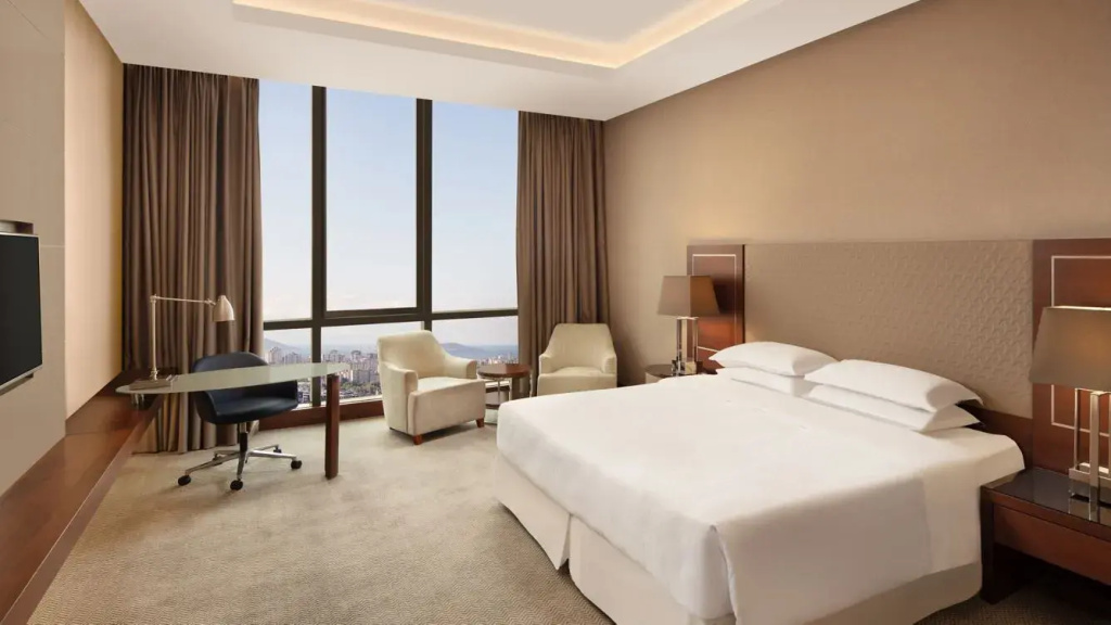Grand Corner Double Club Suite full double bed