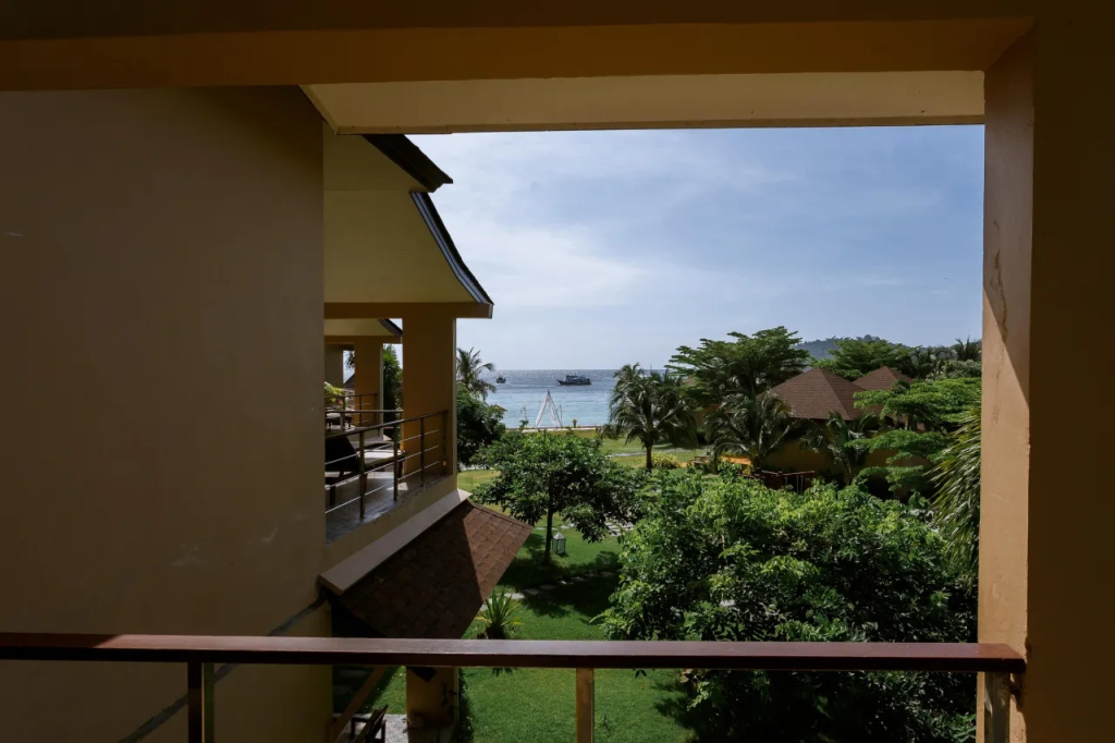 Двухместный номер Deluxe Sweet с видом на море двуспальная кровать в Bundhaya Villas Koh Lipe