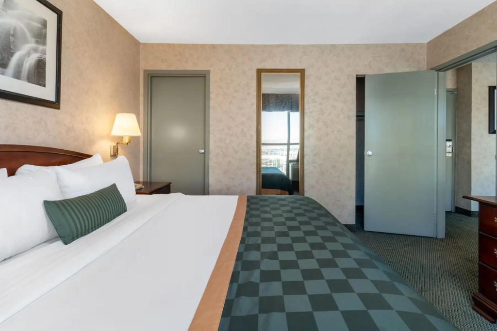 Ramada by Wyndham Reno Hotel and Casino - Chambres
