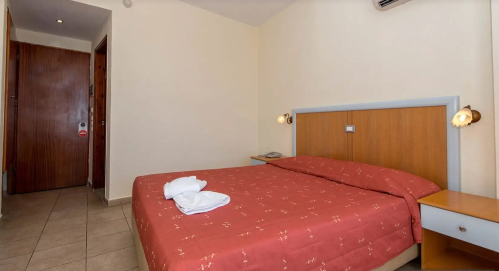 Superior Double room with Sea or Pool view (full double bed)