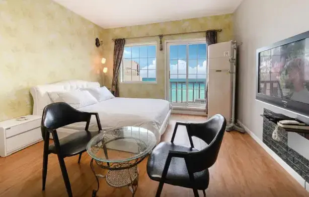 Double room with sea view (full double bed)