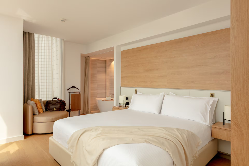 1 Bedroom Master RedLevel Double Suite, king size bed, full double bed room photo 1
