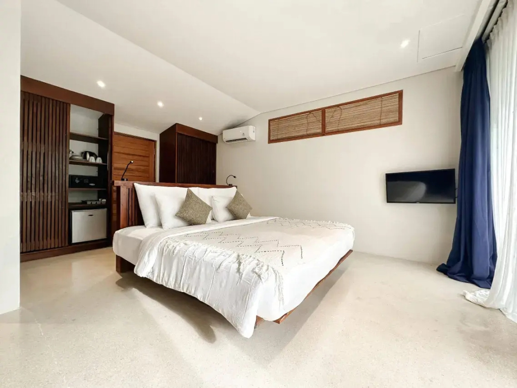 Deluxe Teak Double room with balcony (full double bed)