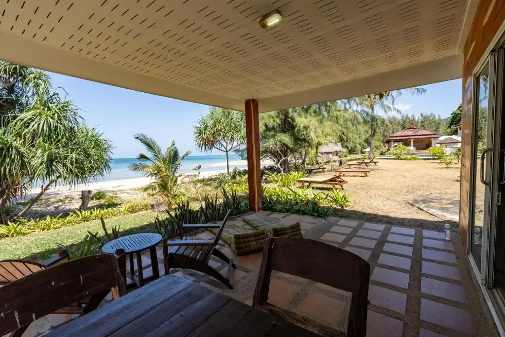 Двухместное бунгало Deluxe с видом на море двуспальная кровать в Good Days Lanta Beach Resort