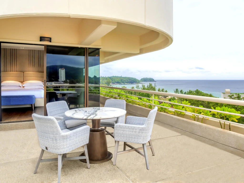 Двухместный люкс Deluxe с видом на море двуспальная кровать в Pullman Phuket Karon Beach Resort ex. Hilton Phuket Arcadia Resort