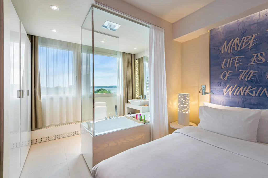 Deluxe Double room with lake view (full double bed)