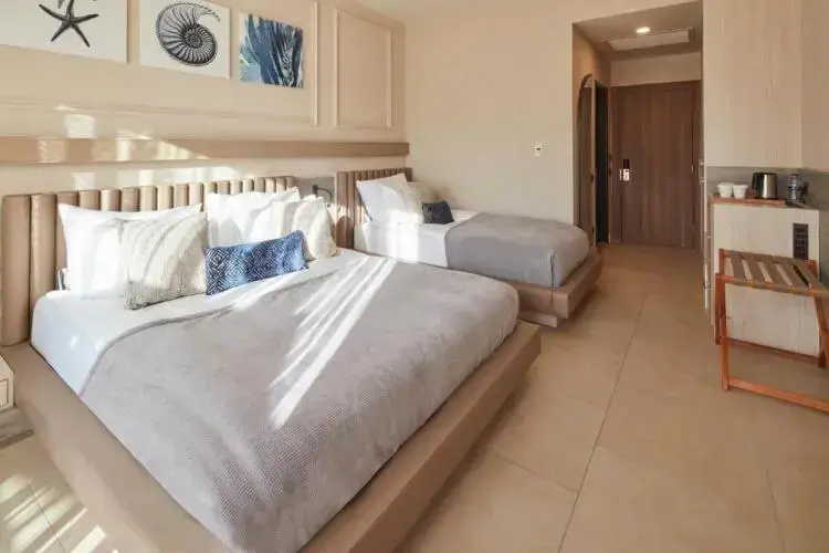 Lagoon Swim-Up Triple room